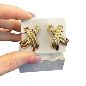 Avon “Dramatic Kiss” Goldtone Criss cross clip  Earrings NIB 1989 vintage